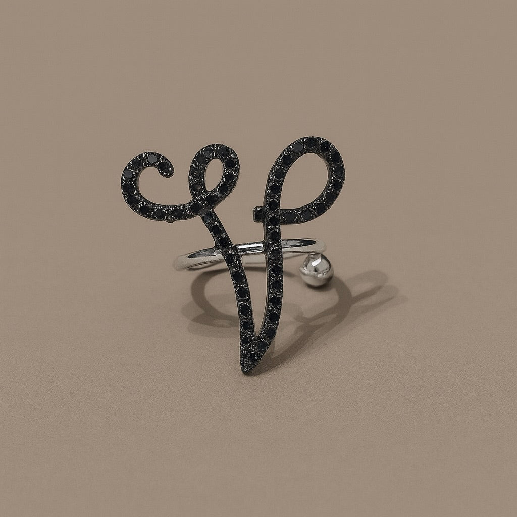 Anello iniziale "V" argento diamanti black