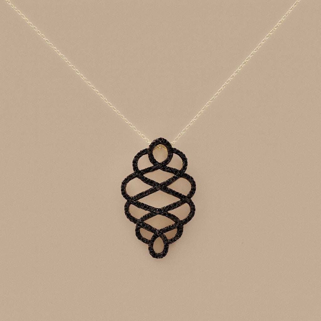 Ciondolo Nodo Tibetano oro 9kt diamanti black
