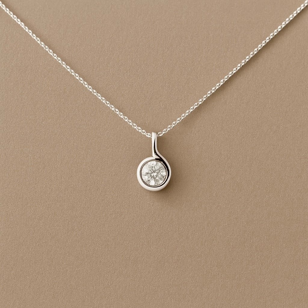 Ciondolo punto luce con montatura a goccia