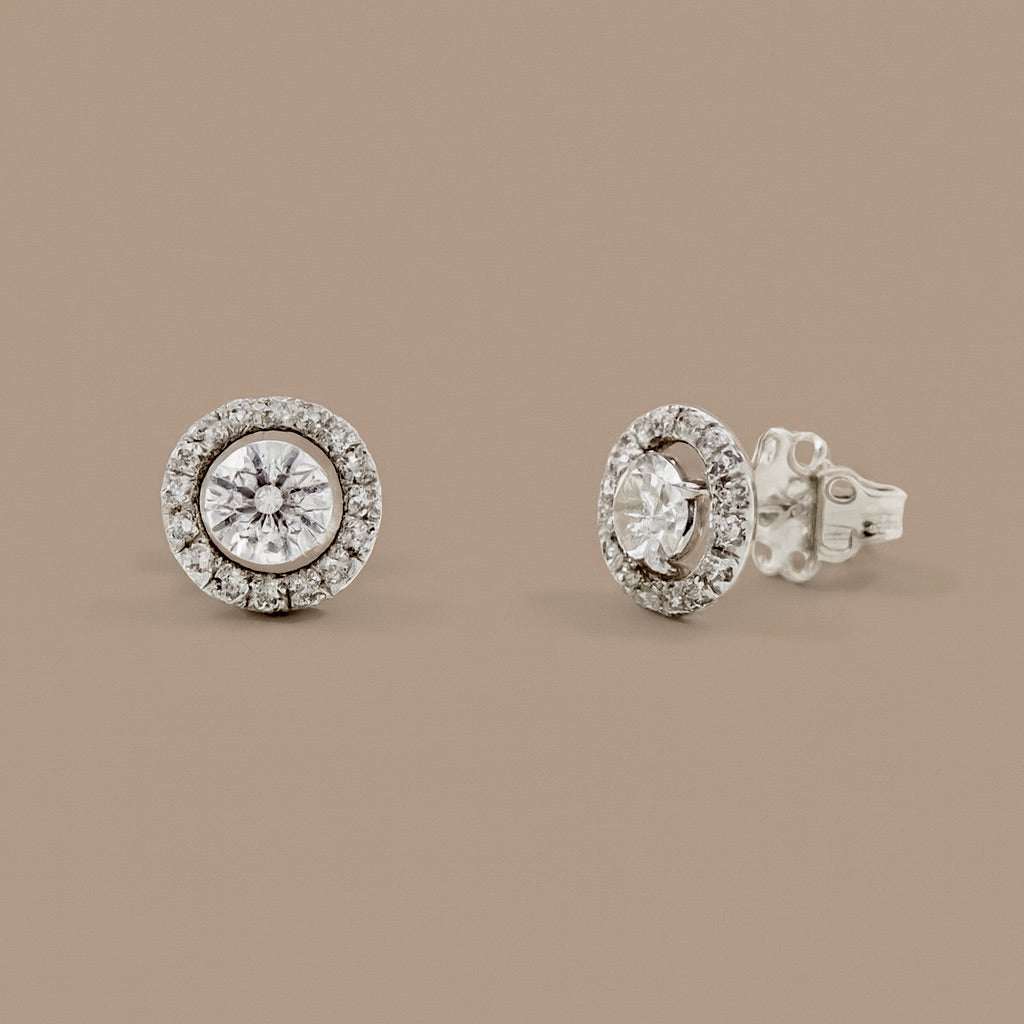 Orecchini punto luce contorno diamanti